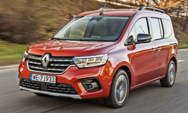 Pomarańczowy Renault Kangoo 1.5 dCi w ruchu, z widocznymi światłami LED i polskimi tablicami rejestracyjnymi WE 7J933.