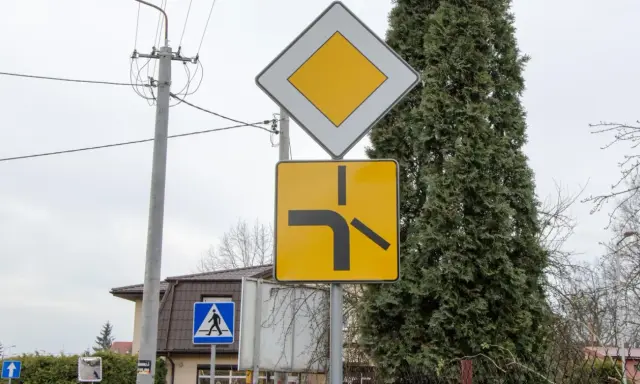 Znak "ustąp pierwszeństwa" i znak informujący o skrzyżowaniu. Czy jadąc drogą z pierwszeństwem trzeba włączać kierunkowskaz? Tak, zawsze!