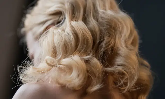 Piękne, blond fale na włosach. Dowiedz się, jak zrobić fale na włosach, by uzyskać taki efekt.