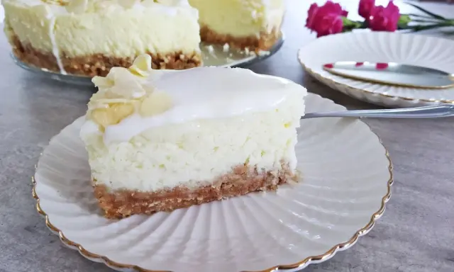 Pyszny sernik z mascarpone na kruchym spodzie, udekorowany płatkami migdałów. Idealny deser na każdą okazję.