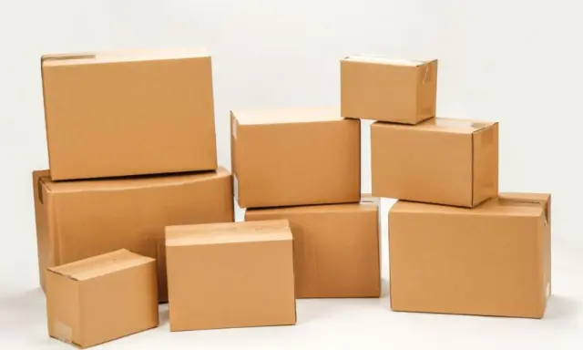 Stos kartonów, gotowych do wysyłki. Czy to paczki, których kwota roszczenia InPost jest wysoka?