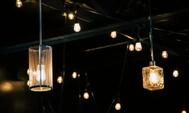 Wiszące lampy tworzą ciepłą atmosferę. Ich **lumeny** i **kelwiny** tworzą przytulne światło.