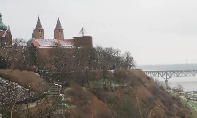 Zamek w Płocku, niegdyś stolicy Polski, w zimowej scenerii nad Wisłą.