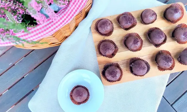 Czekoladowe cake pops posypane kakao. Idealne na deser, gdy szukasz prostego cake pops przepis.