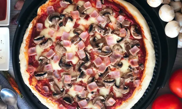 Z czym jest pizza capriciosa? Odkryj jej składniki i smaki
