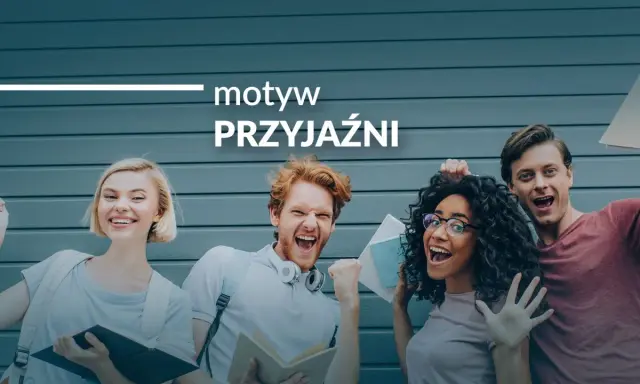 Cztery młode, radosne osoby z książkami na tle szarej ściany.