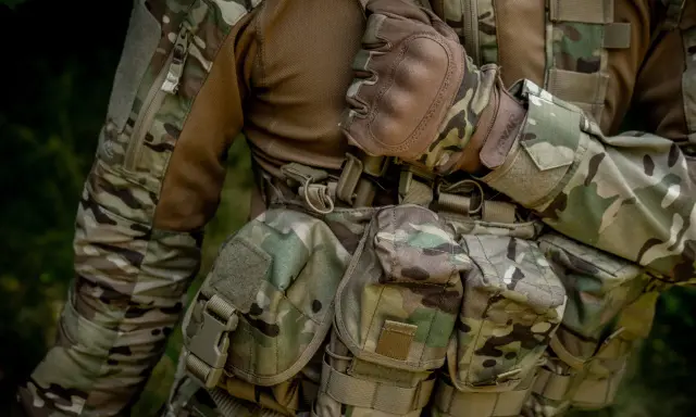 Żołnierz w mundurze moro, z rękawiczkami taktycznymi. Wytrzymałość materiału, czy to cordura 500 czy 1000, jest kluczowa w terenie.