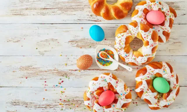 Scarcelle fatte in casa da Benedetta, decorate con glassa, zuccherini e uova colorate, pronte per la Pasqua.