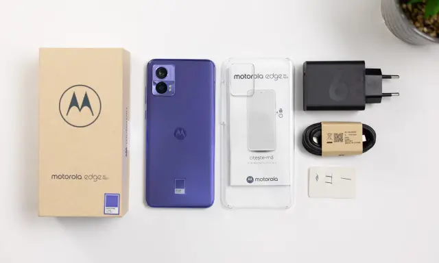 Motorola Edge 30 Neo w kolorze fioletowym z akcesoriami: pudełko, ładowarka, kabel, etui.