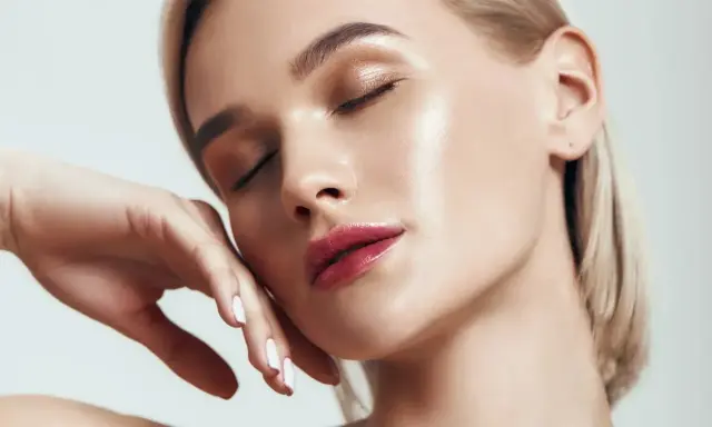 Piel radiante y labios jugosos, un lienzo perfecto para la preparación de la piel antes del maquillaje.