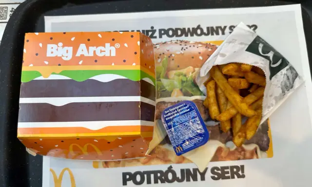Pudełko Big Arch, frytki i sos. Zastanawiasz się nad big mac kalorie? To zestaw dla głodnych!