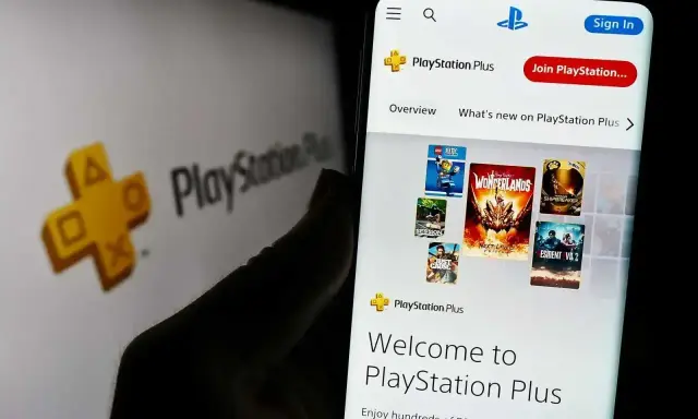Telefon wyświetla stronę PlayStation Plus z grami. Obok logo PlayStation Plus.