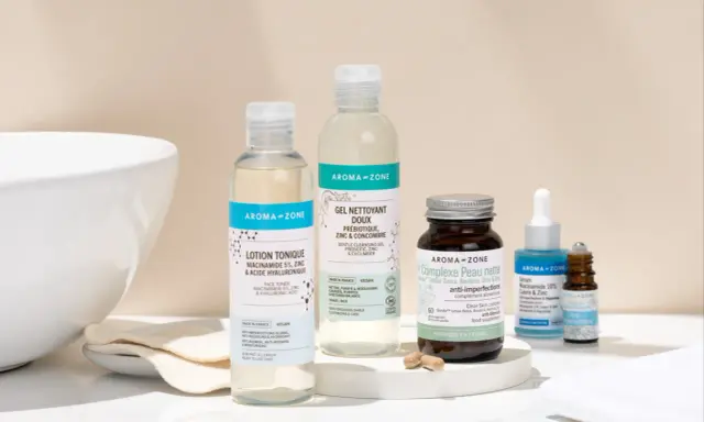 Routine de soins Aroma-Zone pour peau acnéique : lotion tonique, gel nettoyant, complexe alimentaire et sérum.
