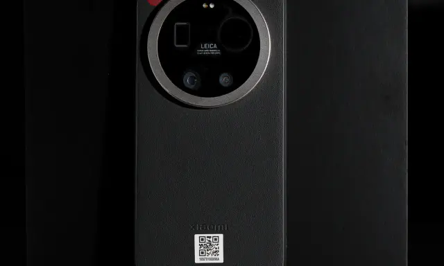 Teléfono Xiaomi con módulo de cámara Leica. Diseño elegante en negro, con el logo de Leica y detalles de la cámara.