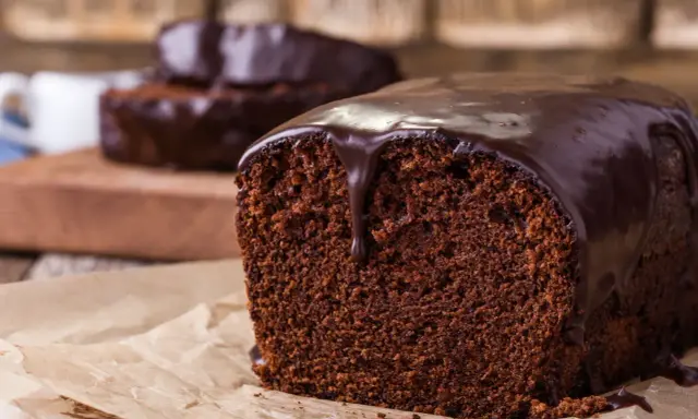 Wilgotna babka czekoladowa z polewą. Idealna na szybki deser, gdy masz ochotę na coś pysznego.