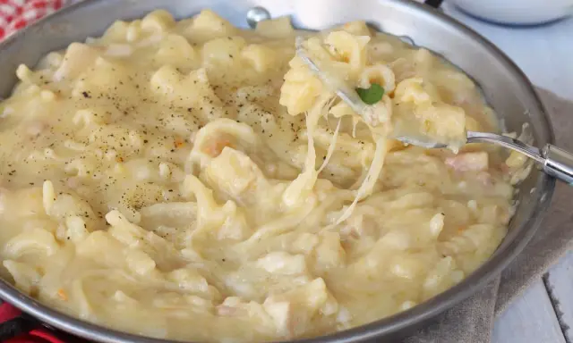 Pasta e Patate con Provola: Ricetta Cremosa Tradizionale Napoletana