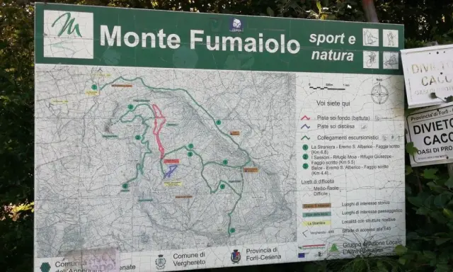Cartina del Monte Fumaiolo con sentieri escursionistici, piste da sci e punti di interesse. Segnaletica per divieto di caccia.