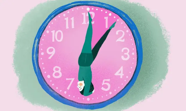 En person gör en handstående på en rosa urtavla, som en kort meditation.
