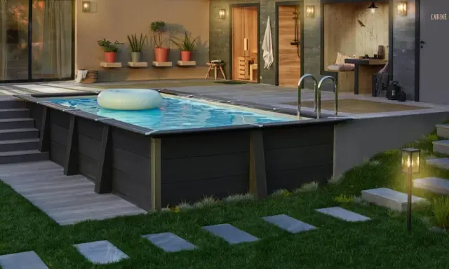Un incantevole giardino di 50 mq con piscina, ideale per rilassarsi. La piscina, con un salvagente, è circondata da un'area pavimentata e un prato curato.