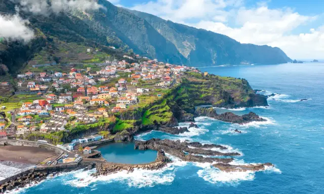 Buntes Dorf an steiler Küste Madeiras mit Terrassenfeldern und natürlichem Meerwasserpool. Tolle Madeira Info!