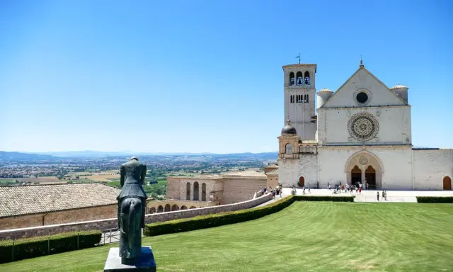 Statua equestre e Basilica di San Francesco, un must per chi cerca cosa fare ad Assisi.
