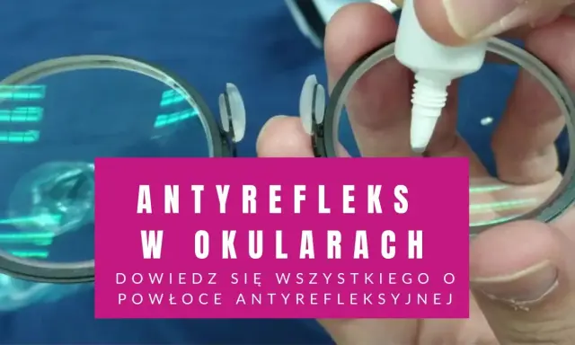 Uszkodzony antyrefleks w okularach. Kropelka płynu na soczewce, która powinna chronić przed odblaskami.