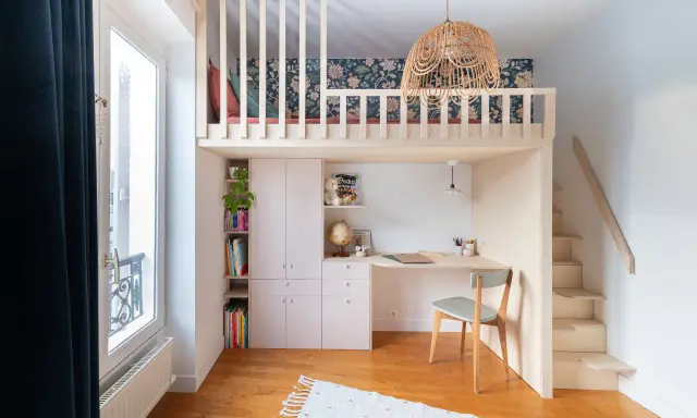 Une chambre d'ado fille avec lit mezzanine, bureau, rangements et escalier. Une belle idée pour optimiser l'espace.