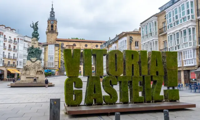 Letras gigantes cubiertas de musgo en Vitoria-Gasteiz, un punto de partida ideal para descubrir pueblos bonitos cerca de Vitoria.