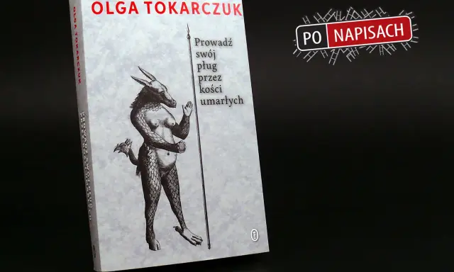 Okładka książki Olgi Tokarczuk "Prowadź swój pług przez kości umarłych" z ilustracją mitycznej postaci.