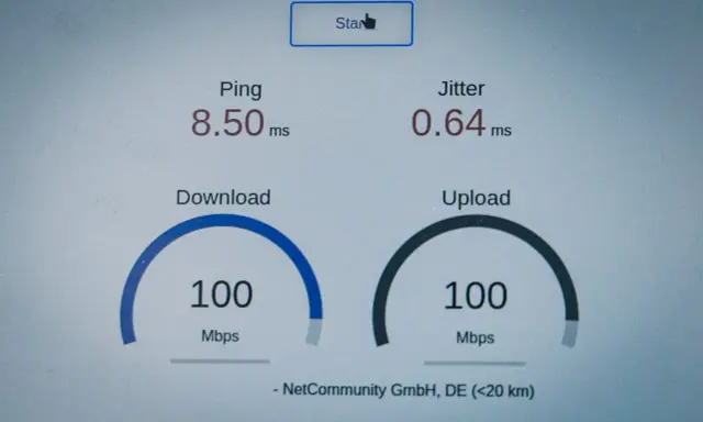 Speedtest zeigt 100 Mbps Download/Upload, Ping 8.50 ms. So schnell ist schnelles Internet!