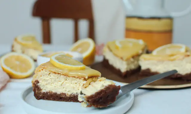 Tranches de cheesecake au citron, garnies d'une tranche de citron frais. Parfait pour une recette coulis de citron pour cheesecake.