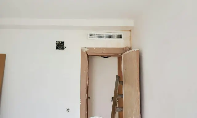 Reforma en curso. Ventilación de aire acondicionado con preinstalación hecha, lista para el confort. Escalera y puerta protegidas.