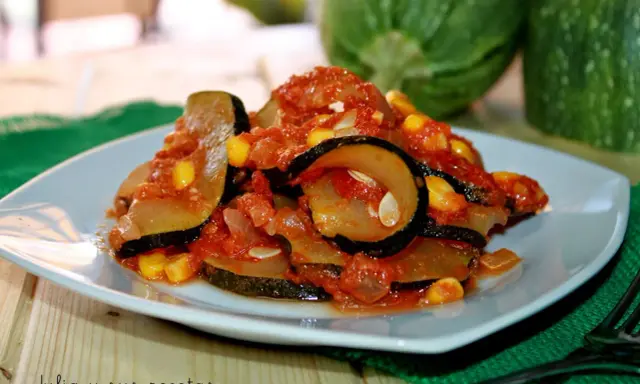 Calabacín con tomate y maíz, un plato casero lleno de sabor.