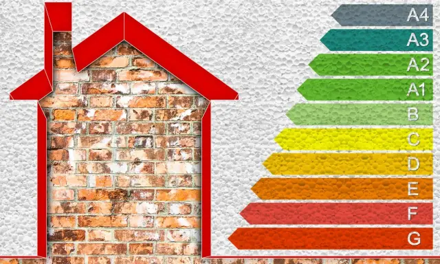 Maison avec un mur de briques apparentes, symbolisant un diagnostic de performance énergétique (DPE) de classe G, le plus bas.