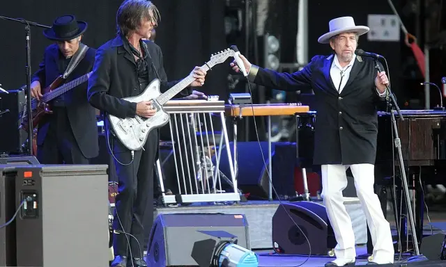 Bob Dylan på scen i Stockholm, med gitarrister och musiker.