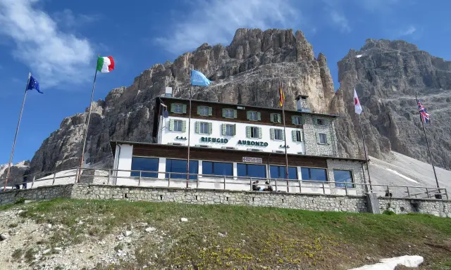 Rifugio Auronzo, uno dei rifugi in Veneto, si erge maestoso sotto le imponenti Tre Cime di Lavaredo.