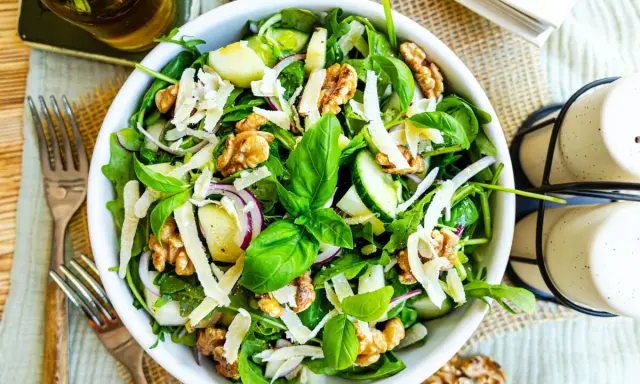 Frischer Salat mit Walnüssen und Parmesan – perfekt für das leichte **Essen bei Hitze**.