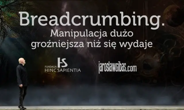 Mężczyzna patrzy na napis "Breadcrumbing. Manipulacja dużo groźniejsza niż się wydaje".