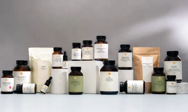 Vielfalt an Nahrungsergänzungsmitteln, darunter Vitamin C. Wann Vitamin C einnehmen? Am besten morgens oder zu den Mahlzeiten für optimale Aufnahme.