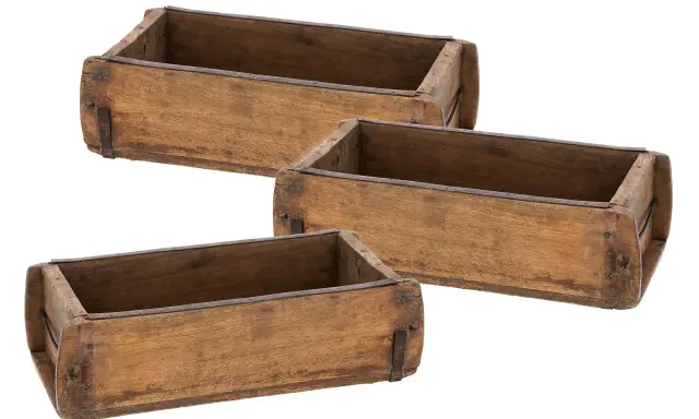 Tres cajas de madera rústicas, perfectas para ideas de como decorar cajas de madera estilo vintage.