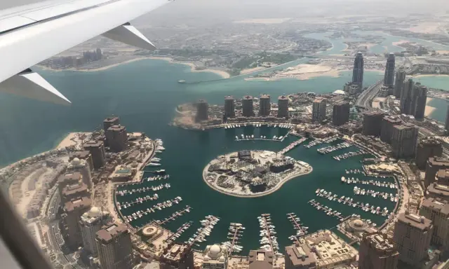 Lot do Dubaju: Ile trwa z Polski? Czas, przesiadki, co wpływa?