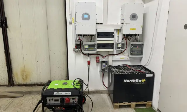 Instalacja do magazynowania energii: falowniki, skrzynka z bezpiecznikami, agregat prądotwórczy i akumulatory. Dowiedz się, jak podłączyć magazyn energii.