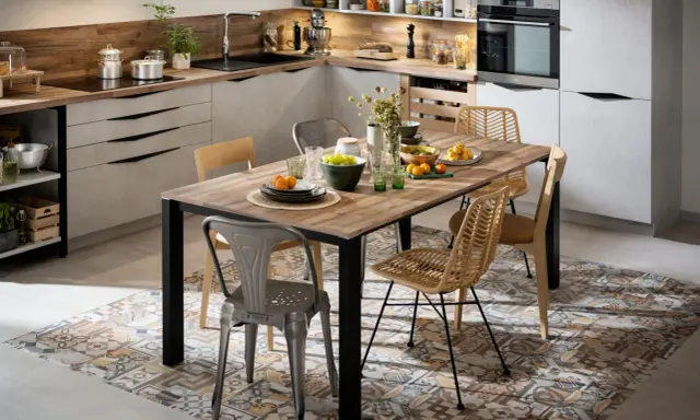 Tendance salle à manger avec chaises dépareillées : un mélange de style industriel et bohème autour d'une table en bois.