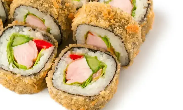 Chrupiące rolki sushi z kurczakiem, sałatą, ogórkiem i czerwoną papryką.