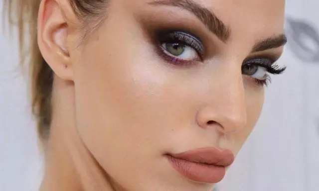 Tutorial de como pintarse los ojos para que se vean mas grandes con ahumado oscuro y labios nude.