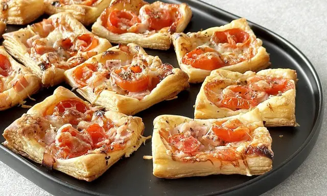 Pizzerinki z ciasta francuskiego z pomidorkami i serem, idealne na szybką przekąskę.