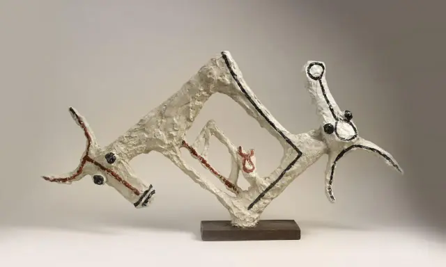 Sculpture abstraite en plâtre blanc, style Jean Lambert Rucki, représentant deux têtes d'animaux stylisées reliées par des formes géométriques.