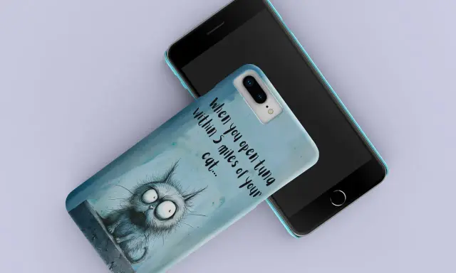Śmieszne etui na telefon z kotem, który reaguje na zapach tuńczyka.