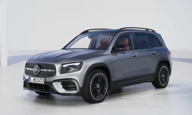 Szary Mercedes GLB 200 z brązowym wnętrzem, prezentujący nowoczesny design i komfort.