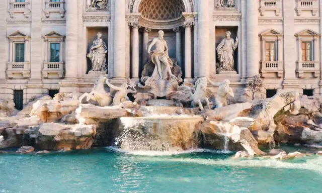 Fontana di Trevi, un must tra le 10 cose da vedere a Roma in 2 giorni. Le sue sculture e l'acqua cristallina incantano.